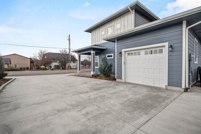 Building Photo - Introducing a Stunning 3 bedroom New Duplex! - Pets Welcome!