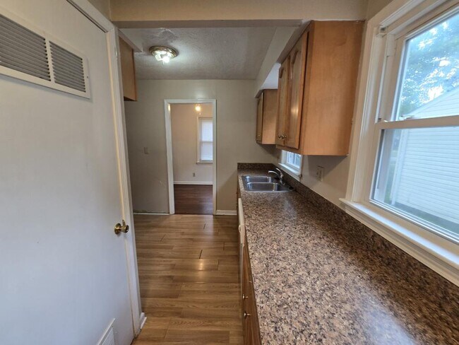Building Photo - 2553 Greenvale Rd