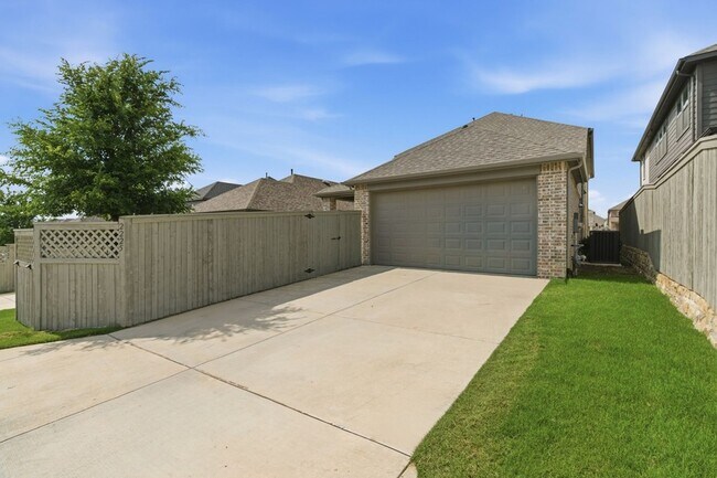 Building Photo - 2225 Elm Pl