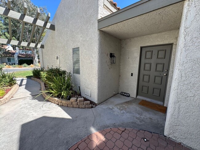 Building Photo - 2 Bedroom 1 Story Town Home