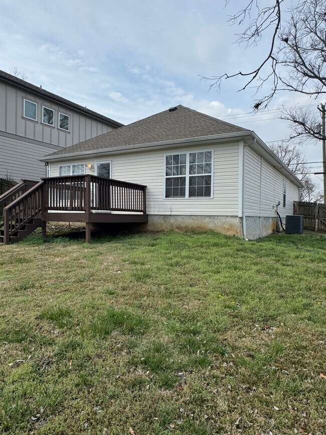 Building Photo - RARE 3-bedroom 2 bath single-family home offers the privacy of a house and a fully fenced in yard...