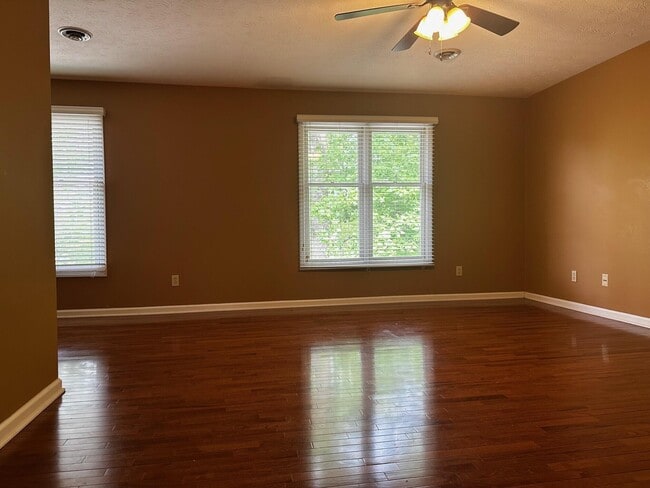 Building Photo - 3503 Lakeside Ct