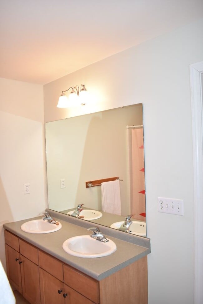 Building Photo - 4 Bed, 2.5 Bath House