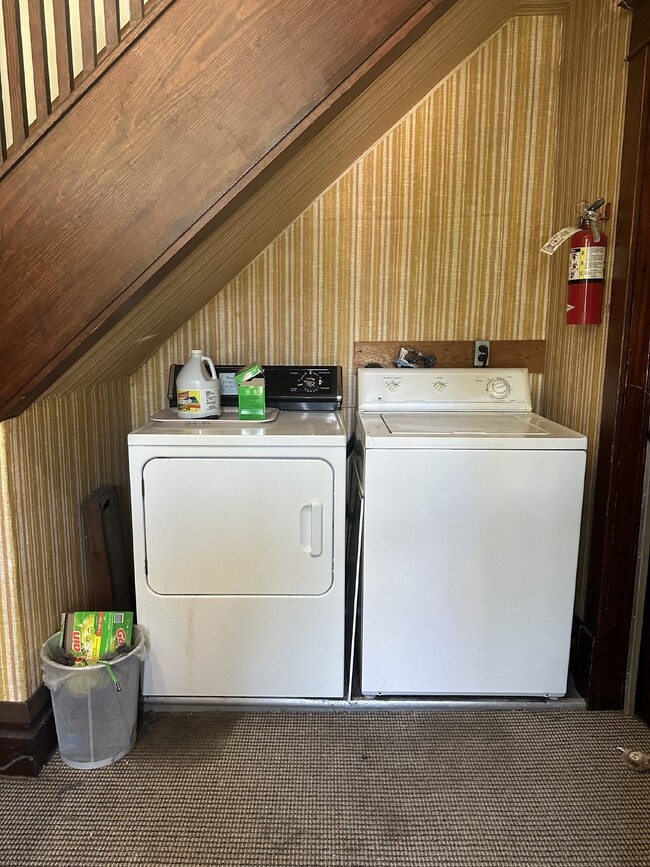 Building Photo - 3 Bed 2 Bath close to UWEC! Available June...