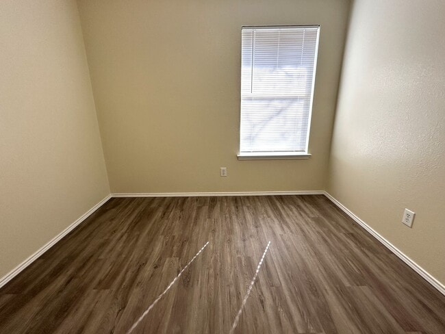 Building Photo - Beautiful 3 Bedroom 2 Bath Home