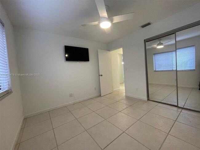Building Photo - 449 Lakeview Dr
