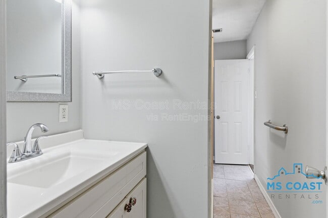 Building Photo - 208 Charles Ave