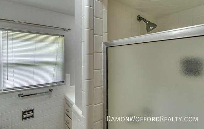 Building Photo - 1827 Parkridge Dr