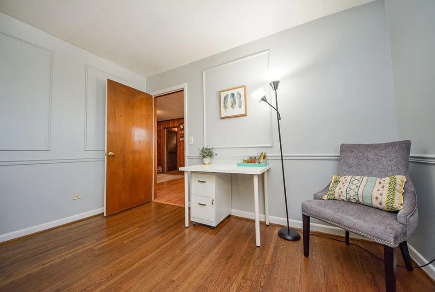 living room - 2506 Elm Dr NE