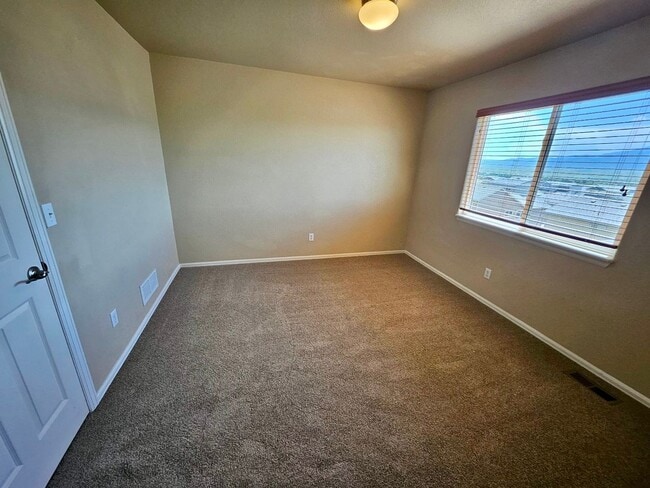 Building Photo - Beautiful 3 bedroom home available with mo...