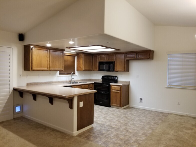 Kitchen with Bartop - 2756 Chardonnay Ln