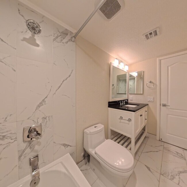 Building Photo - Modern style 2 Bed 2 bath Condo 1st Floor at The Lakes!