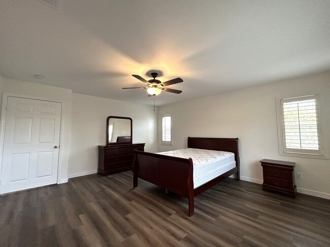 Building Photo - AVAILABLE NOW!! Fully Furnished 5 Bedroom 2.5 Bathroom Two Story Home in Beaumont!!