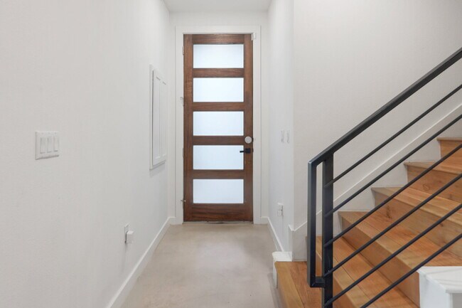 Building Photo - Spacious 3-Bedroom Townhouse Retreat