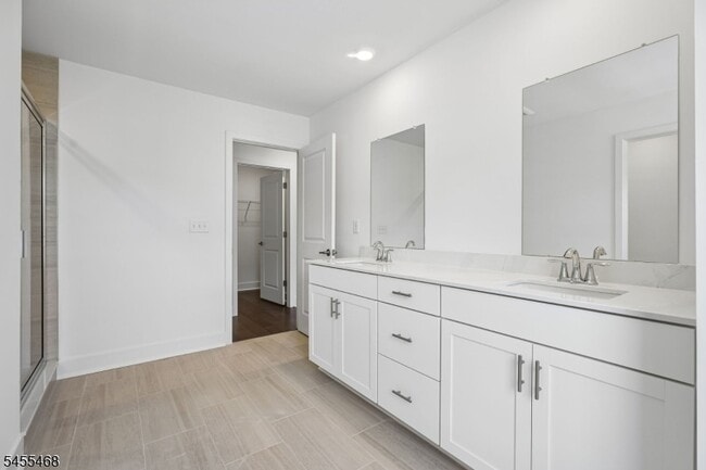 Building Photo - 52 Eastwood Ter