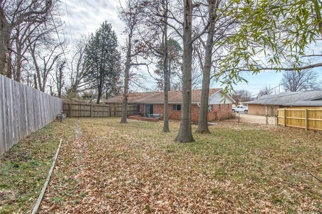 Building Photo - 2531 E Skelly Dr