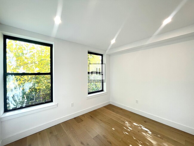 Primary Photo - Bright Newly Renovated 4 Bed 2 Bath apartm...