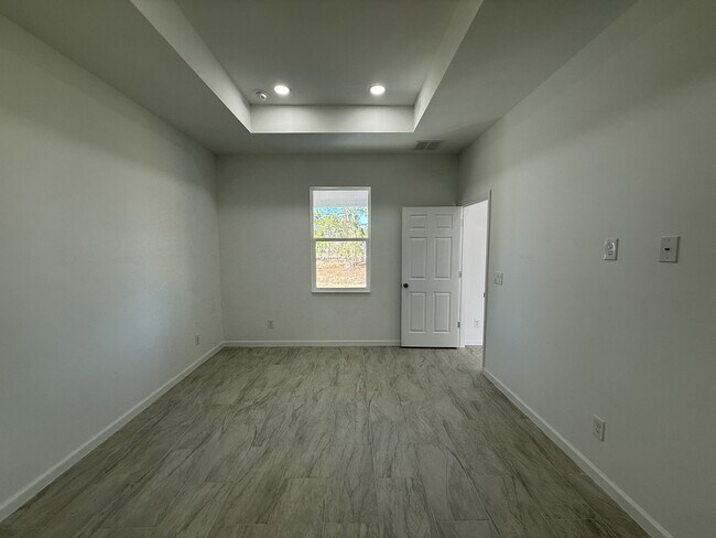Building Photo - 1115 Cove St E