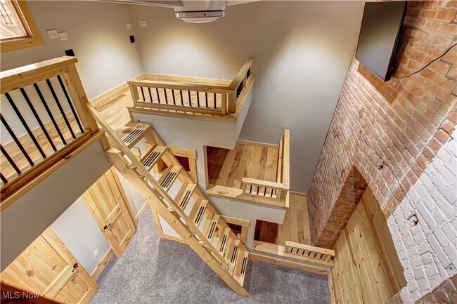 Building Photo - 425 W Lakeside Ave