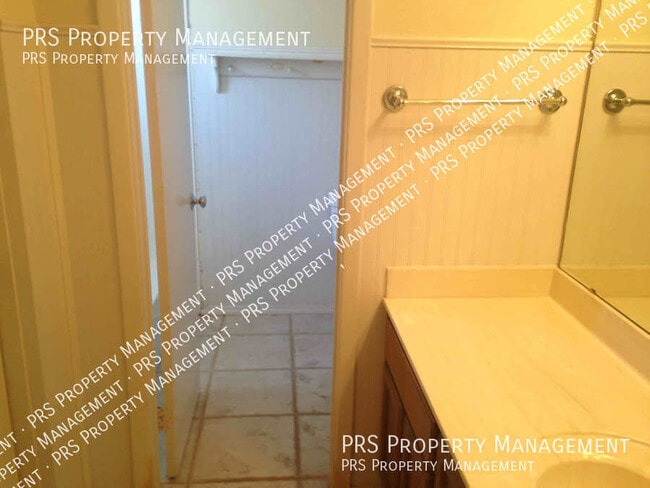 Building Photo - 1623 N Comanche Dr