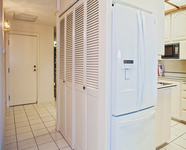 Building Photo - 301 N 1st St