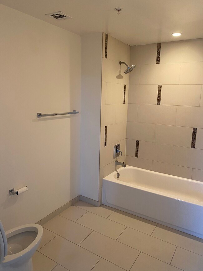 Building Photo - 1008 N Monterey St