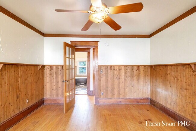 Building Photo - Spacious 3-Bedroom Haven with Sunroom & Wa...