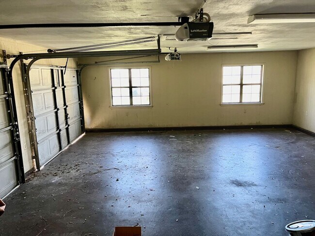 Building Photo - Luxurious Rustic 3300sqft  4BR/3.5BA/Oversized 2 Car Garage on 1.5 Acres!