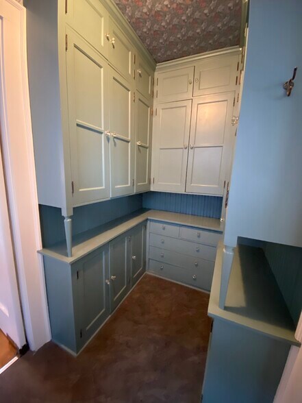 Building Photo - 589 Lincoln Ave