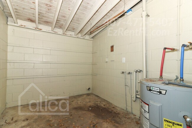 Building Photo - Charming 3/2 with Carport in Sanford