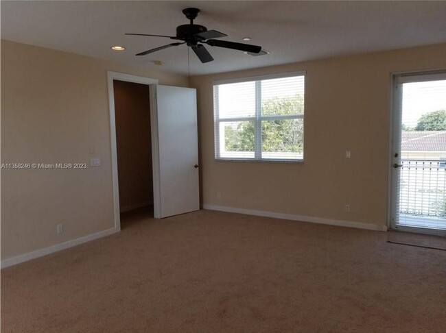 Building Photo - LARGE 3-bed, 3-bath townhome with 2-car ga...