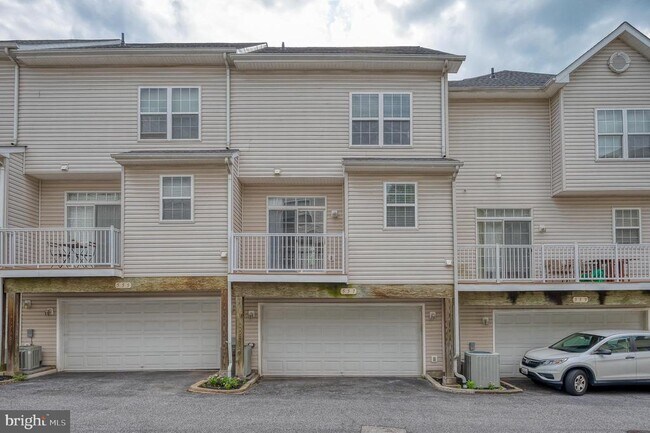 Building Photo - 557 Rhapsody Ct