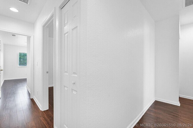 Building Photo - 1427 NW 34th Way