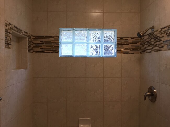 Building Photo - 258 Buckingham Ave