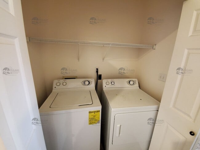 Building Photo - Fantastic Town home off of 76 with A/C.