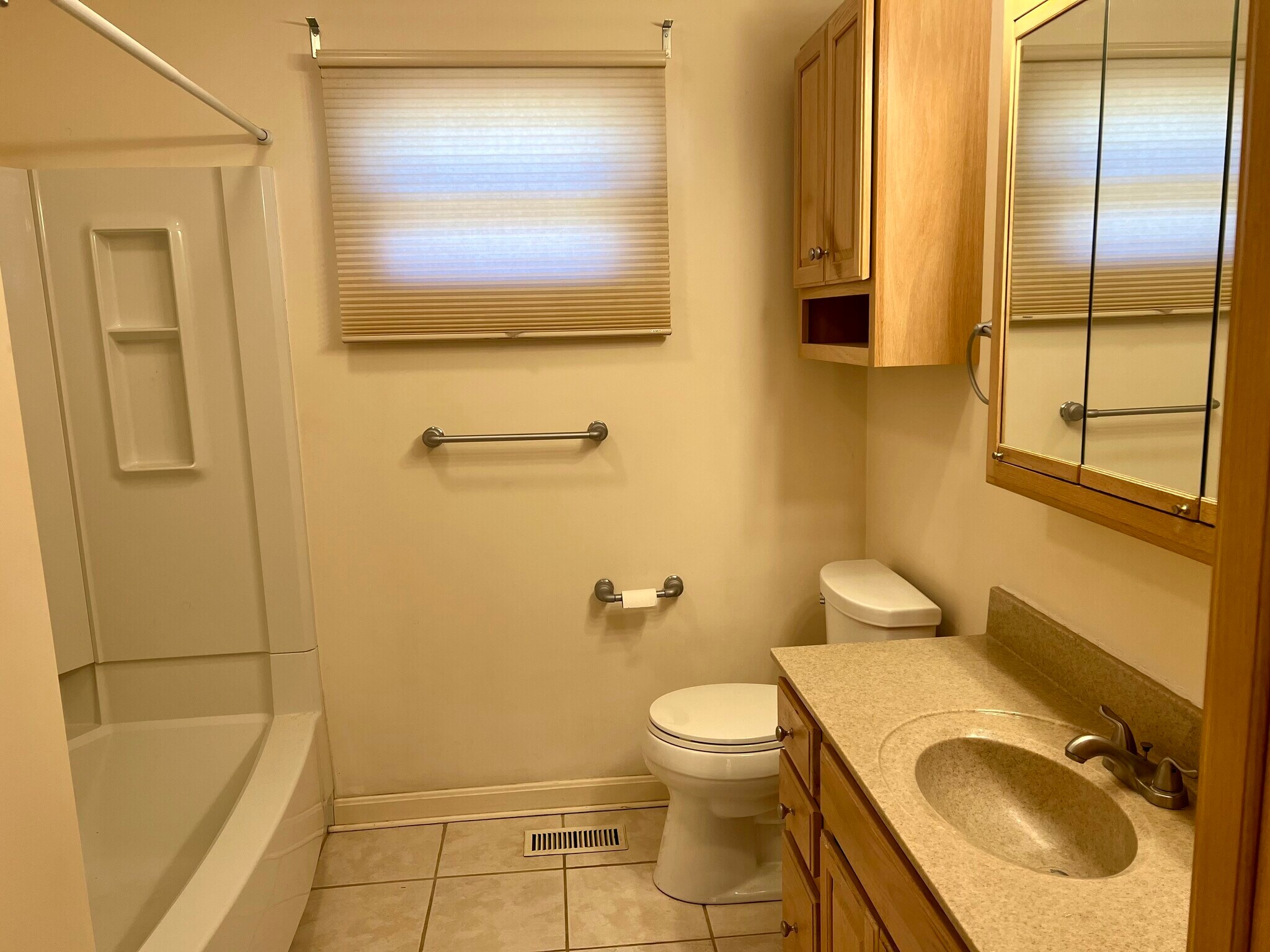 Building Photo - 6600 E Oak St