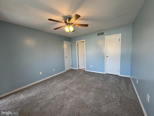 Building Photo - 1405 Roberts Way