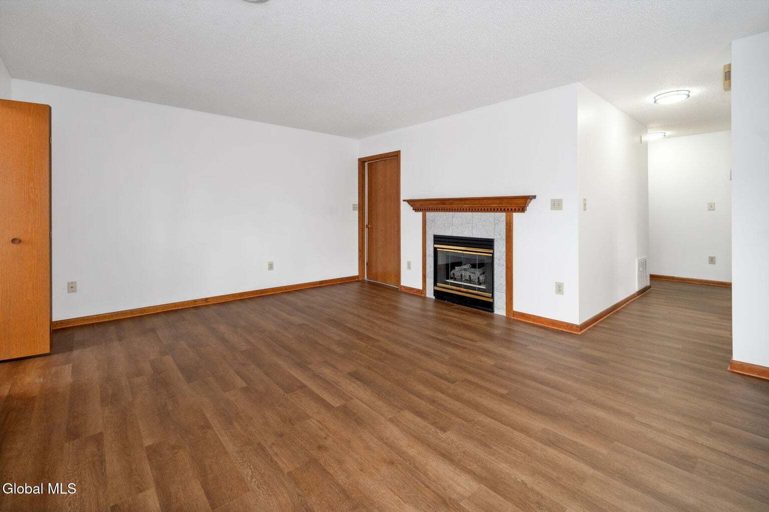 Building Photo - 1911 Cambridge Manor Dr