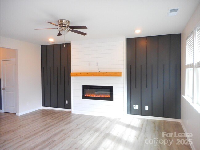 Building Photo - 3058 Eastcott Ave