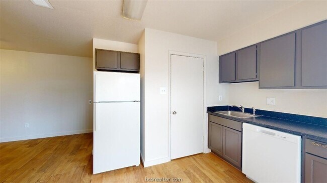 Building Photo - 725 Peppertree Dr