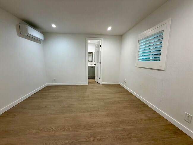 Building Photo - Charming 2 bed 2 bath home in Simi Valley!
