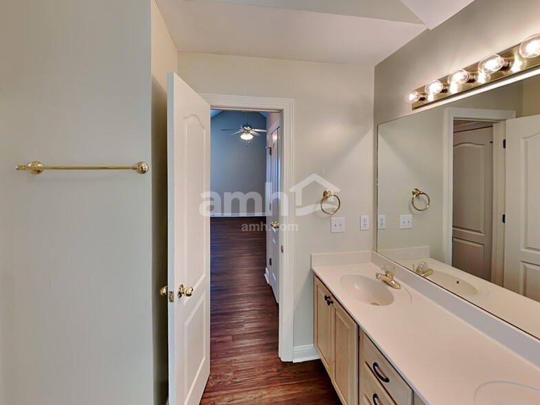 Building Photo - 6728 Autumn Oaks Dr