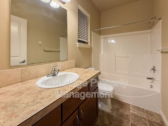 Building Photo - 537 Catron St N