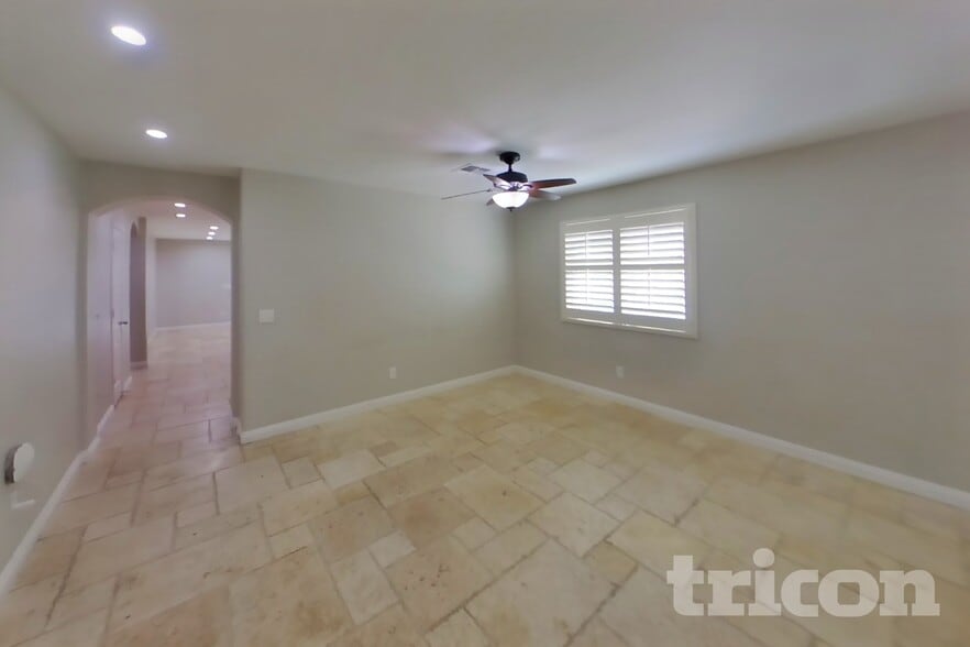 Building Photo - 7115 N 72nd Dr