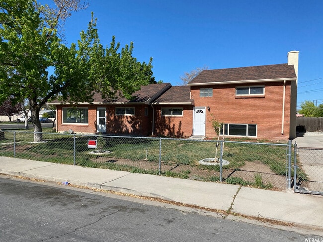 Building Photo - 295 E 400 S St