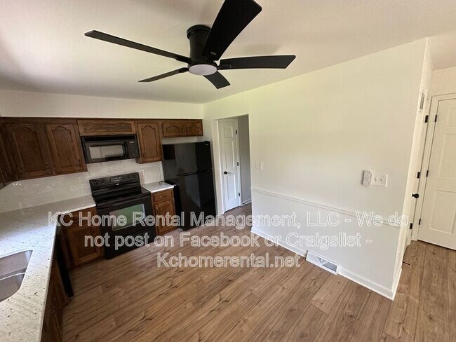 Building Photo - 3870 SW Harbor Dr