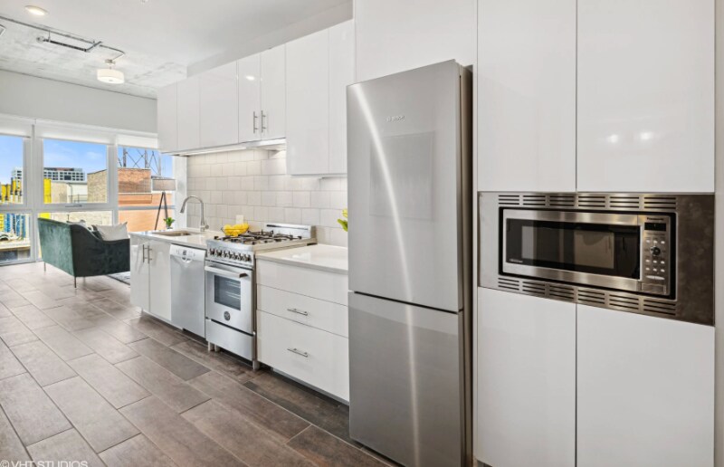 Primary Photo - 152 N Carpenter St