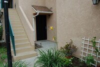 Building Photo - La Habra 2BR Townhome with Garage & Patio