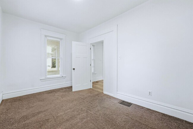 Building Photo - 3-Bed, 2-Bath Home with Large Kitchen & De...