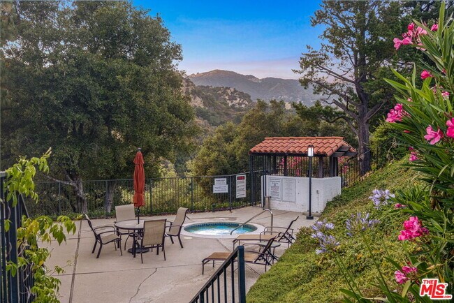 Building Photo - 1559 Palisades Dr